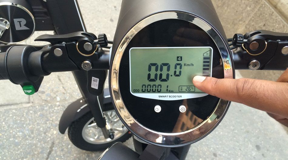 这辆电动自行车的显示屏可以显示实时数据,例如当前速度和行驶里程